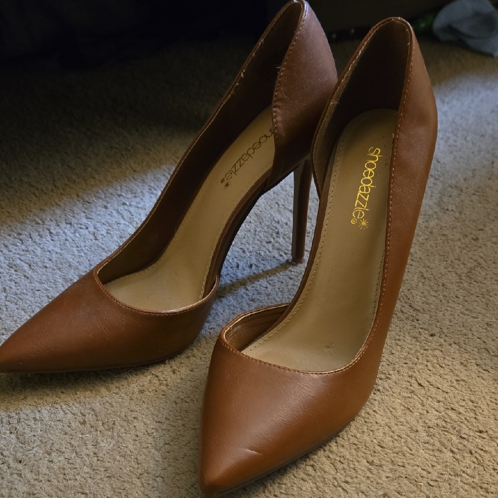 Shoe Dazzle Classic Tan Heels